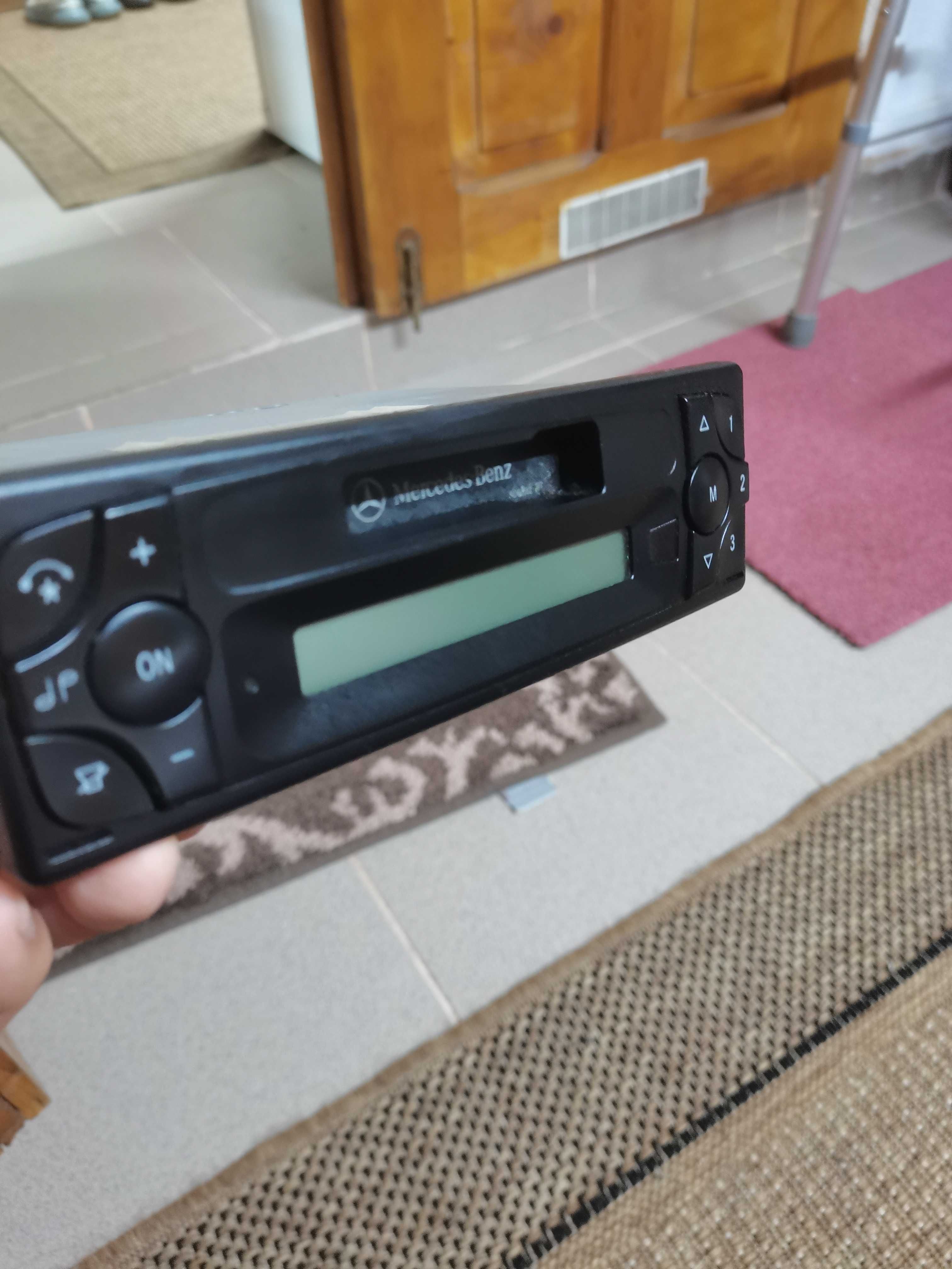 Vând casetofon și  radio ptr Mercedes