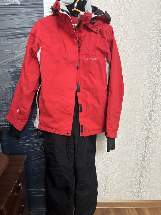 Продам лыжный костьм от Everest