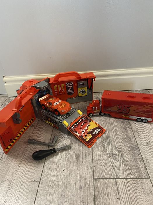 Set Camion McQueen 2 in 1 cu garaj service - Disney Cars