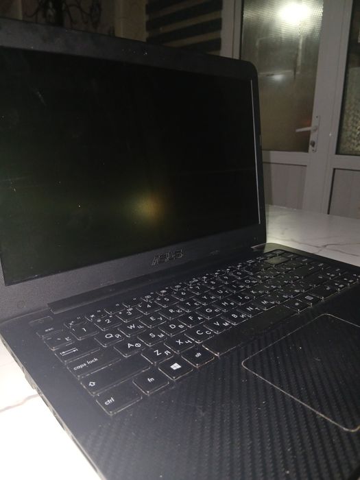 Продаю два ноутбука один ASUS второй hP