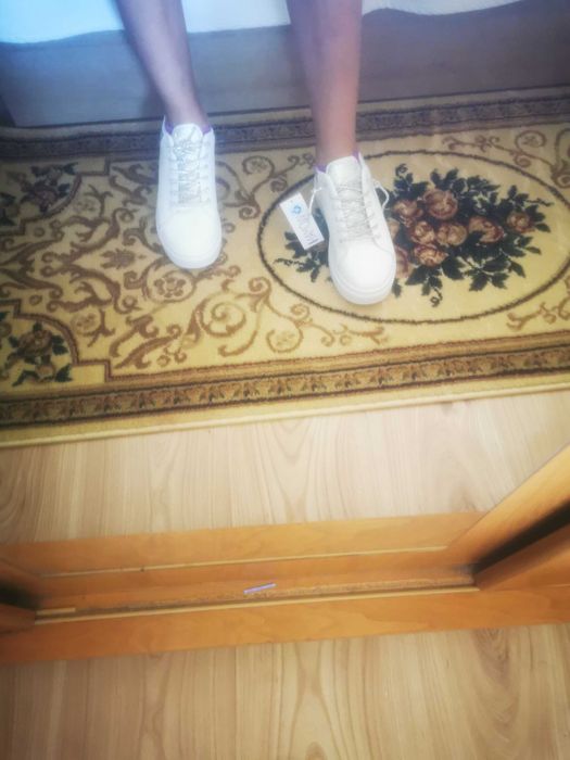 Чисто нови блестящи кецове