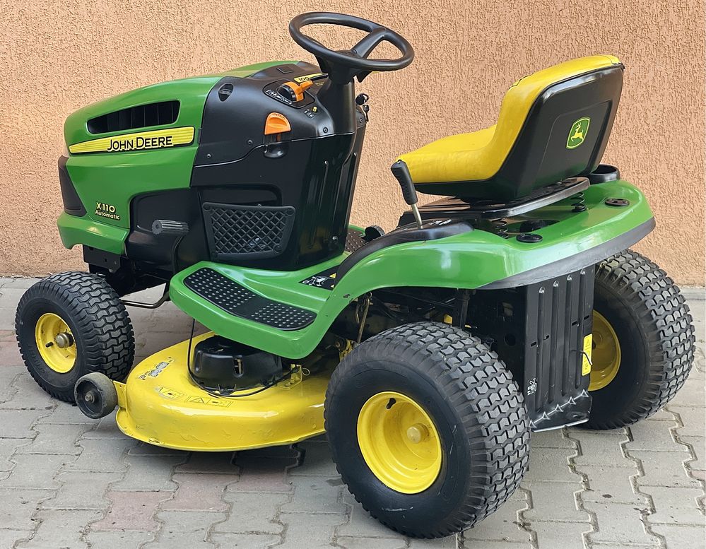 Tractoraș de tuns iarba/gazon John Deere X 110 R 603cc/ 18.5 cai !