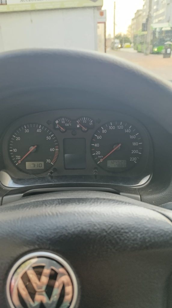 Vând Volkswagen Golf 4