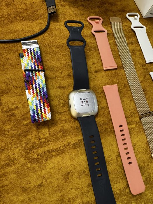 Fitbit sense 1 auriu in stare bunac 5 curele cutie si incarcator
