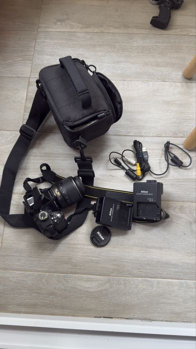 Nikon D3200, 24.2MP + Obiectiv 18-55mm VR (stare foarte buna)