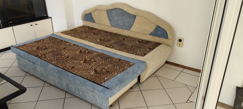 Разтегателен диван с място за съхранение