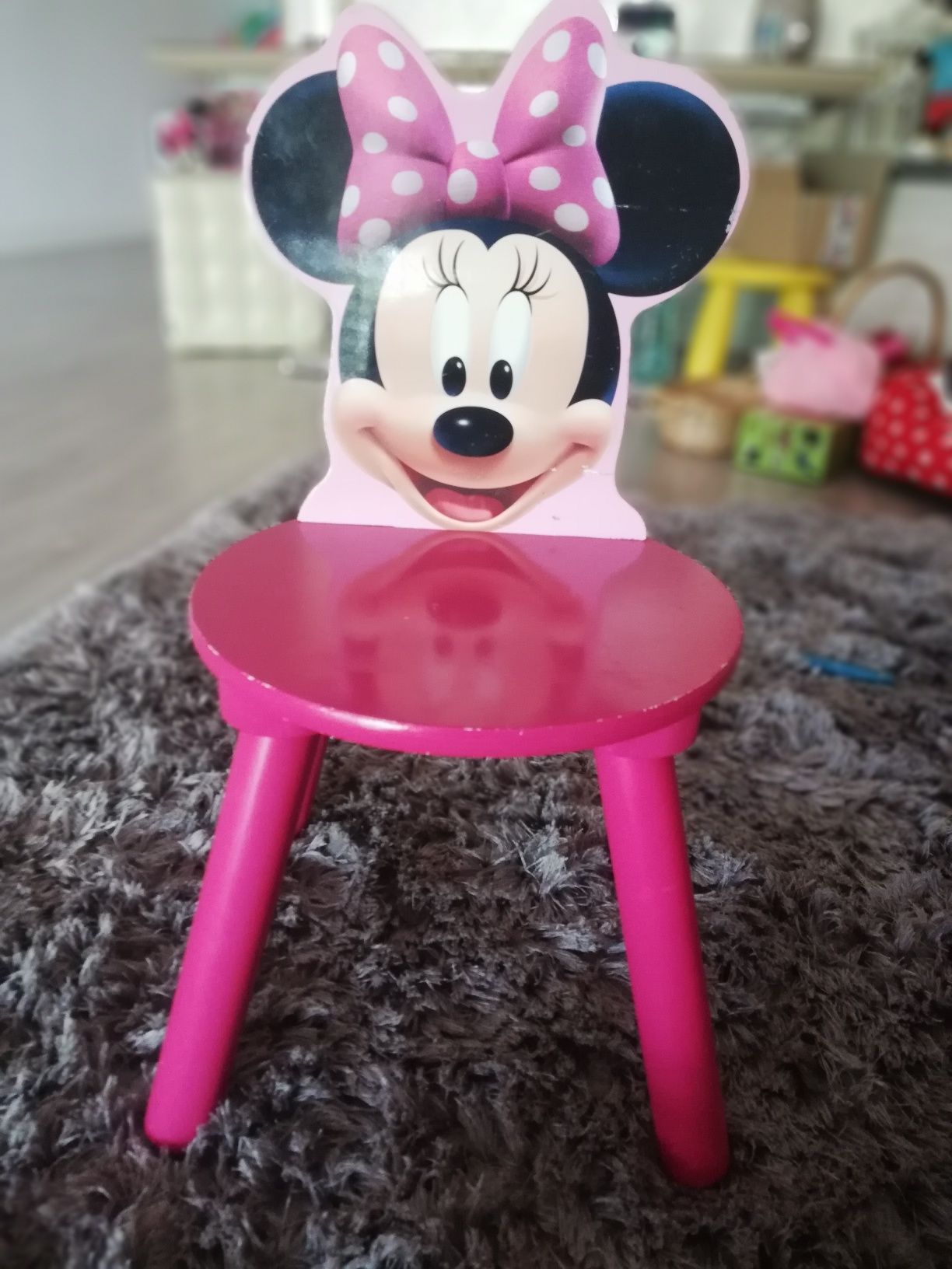 Vând 2 scaunele lemn minnie