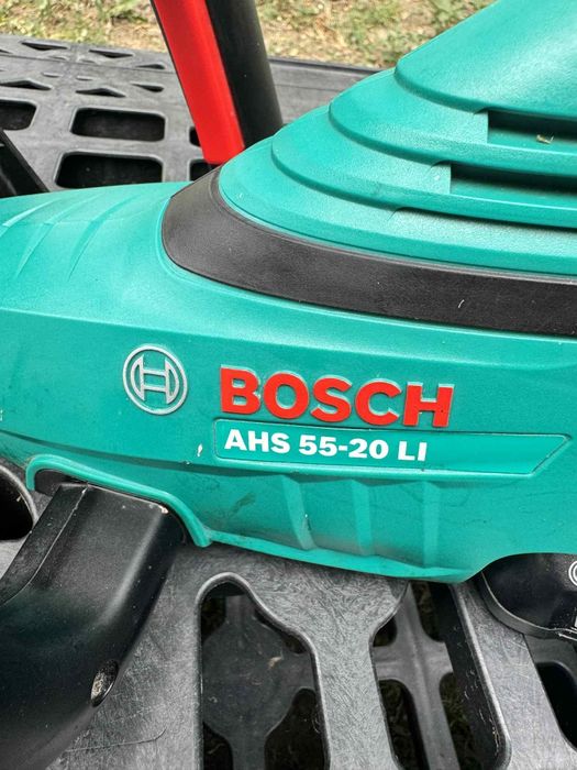 Masina de tuns gard viu Bosch AHS 55-20 LI, cu acumulator.