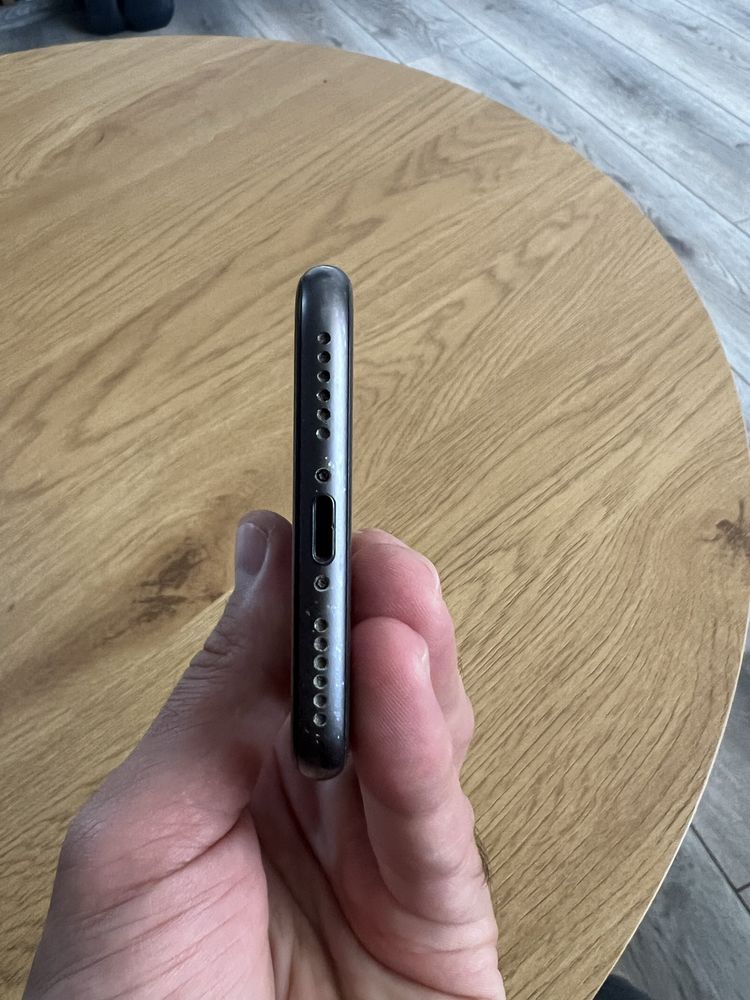 Продавам Iphone 8