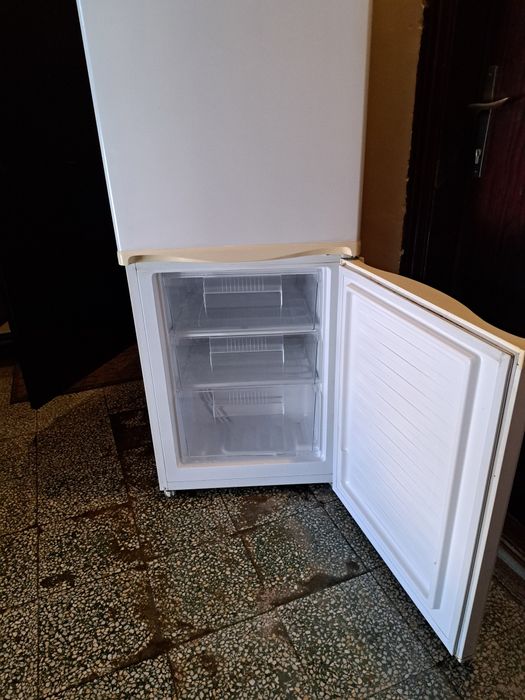 Хладилник с фризер