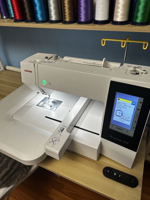 Продам вышивальную машинку Janome вместе со столом и нитками