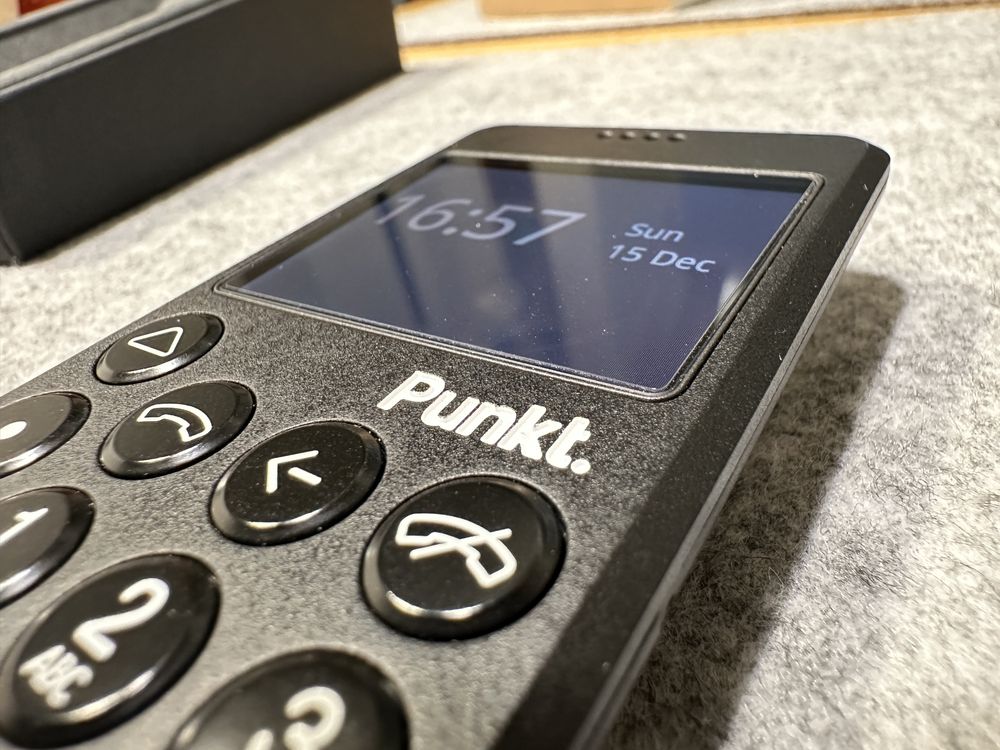 Продавам телефон Punkt. MP02 2nd. Gen.  и зарядна станция Punkt. UC01