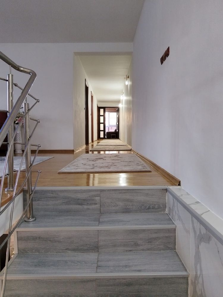Casa de vanzare P+1 cu doua spatii comerciale
