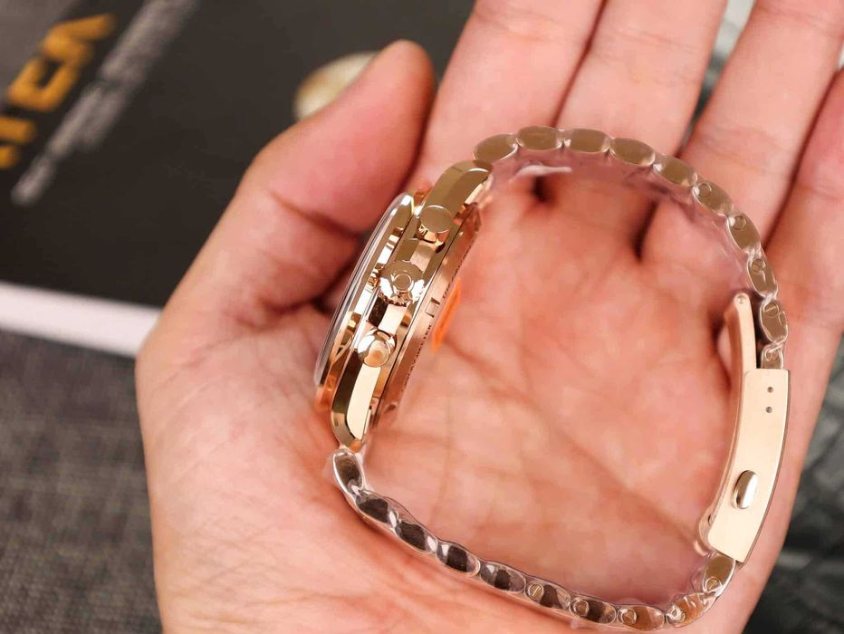 omega speedmaster златисто/черно