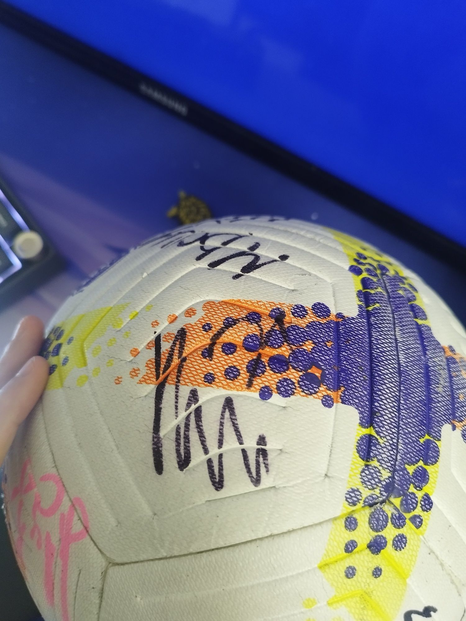 Мяч с подписями известных футболистов