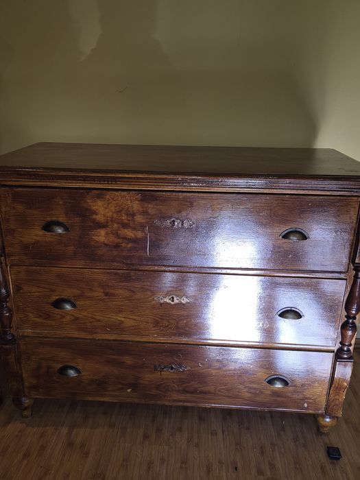 Vand mobila veche din lemn de nuc