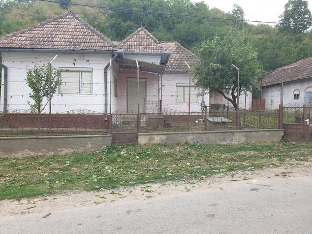 Vând casá la țară aproqpe de Cluj