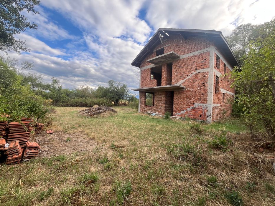 Продава се къща.