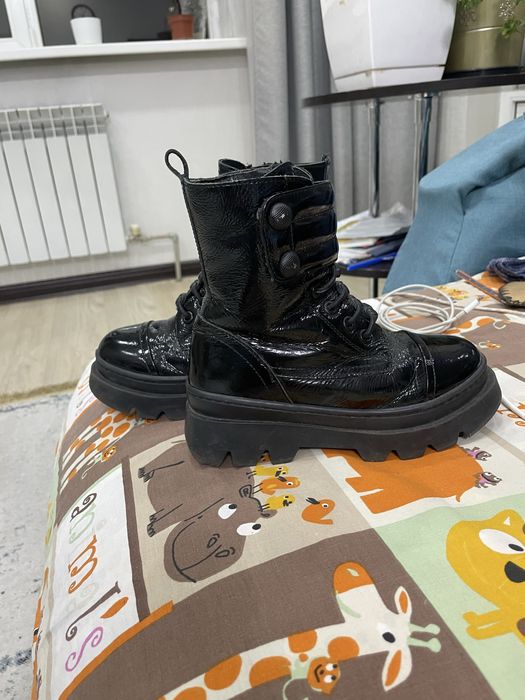 Продам сапоги зимние  ,детские ,кожа натуральная , натуральный мех