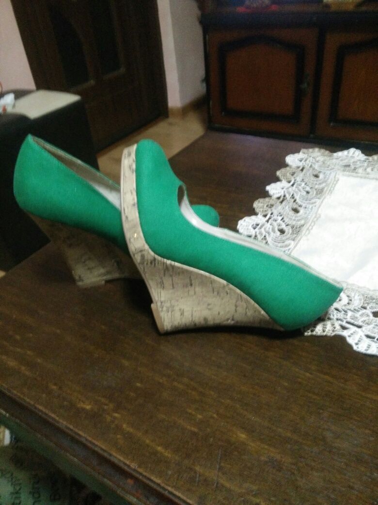 Pantofi de culoare verde mărimea 36