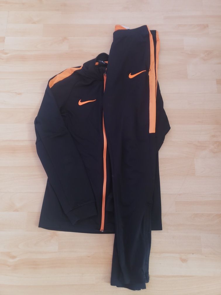 Оригинален екип Nike Dri-Fit S