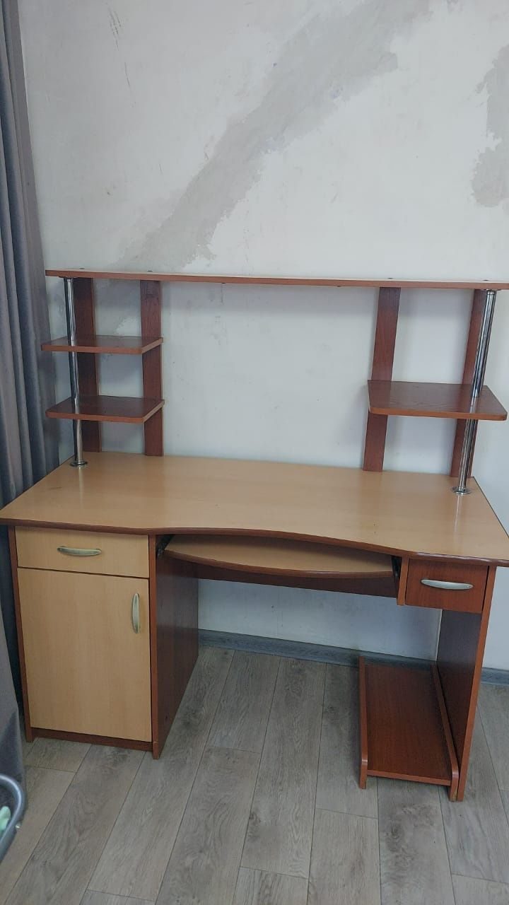 Продам компьютерный стол