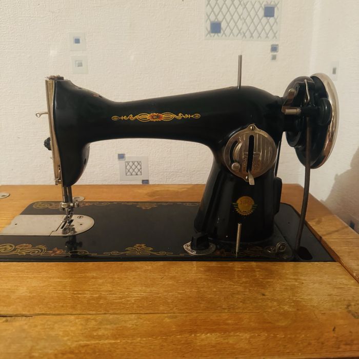 Швейная машинка с тумбочкой