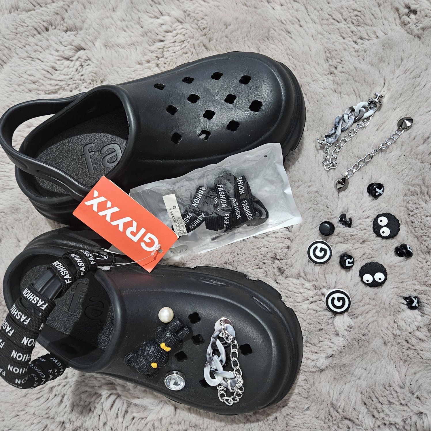 Saboți GRYXX cu accesorii.
