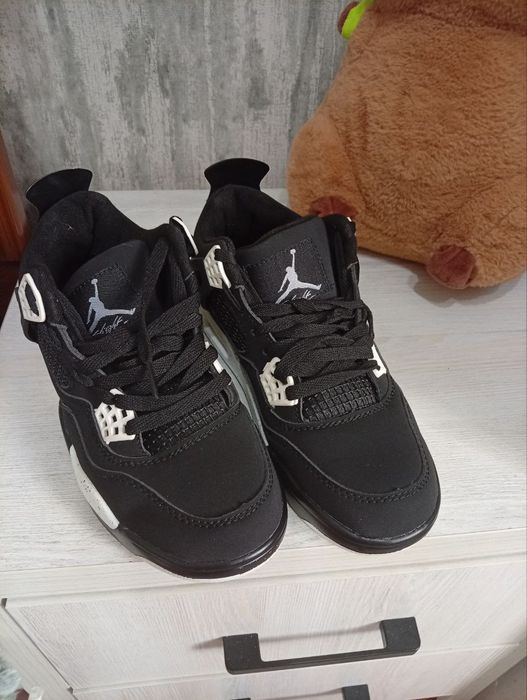 Кроссовки новые  37 размер