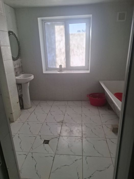 Yunusabod batanika bogʻi oldida eski obshejitiya sotiladi