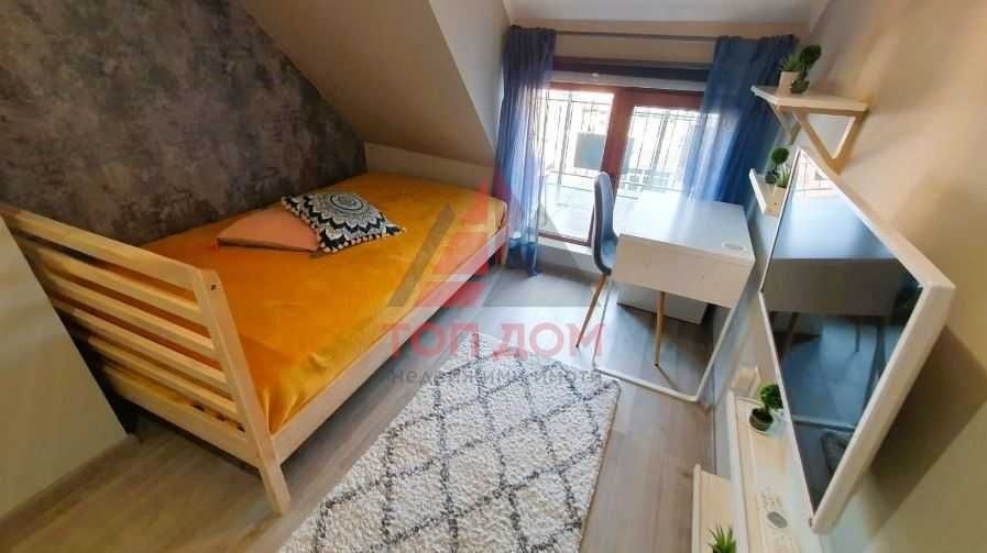КРАТКОСРОЧНО! Тристаен! Обзаведен! Център! Четвърти етаж! Код 74561