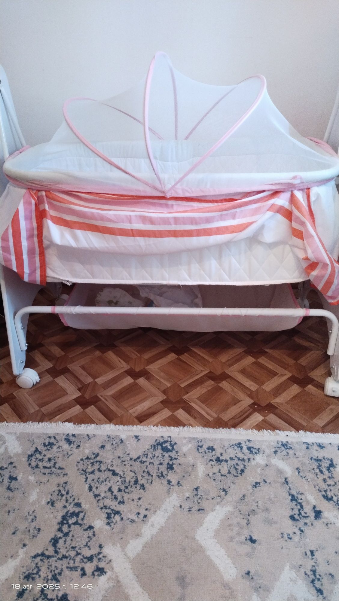 Продается манеж-качалка. В хорошем состоянии.