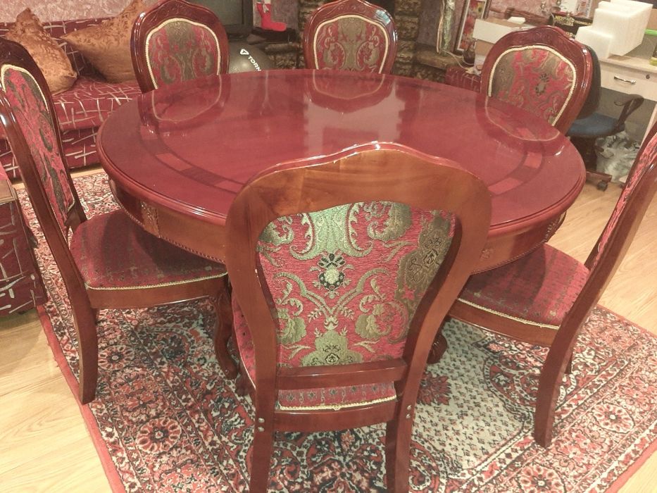 Продам красивый круглый стол,шесть стульев массив дуба