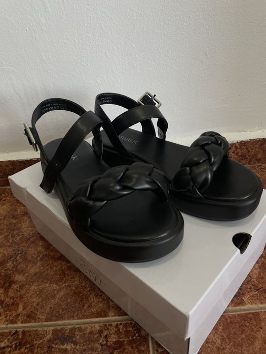 Черни сандали.