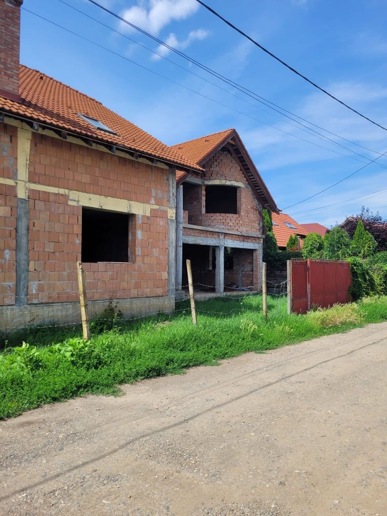 Casă de vânzare!