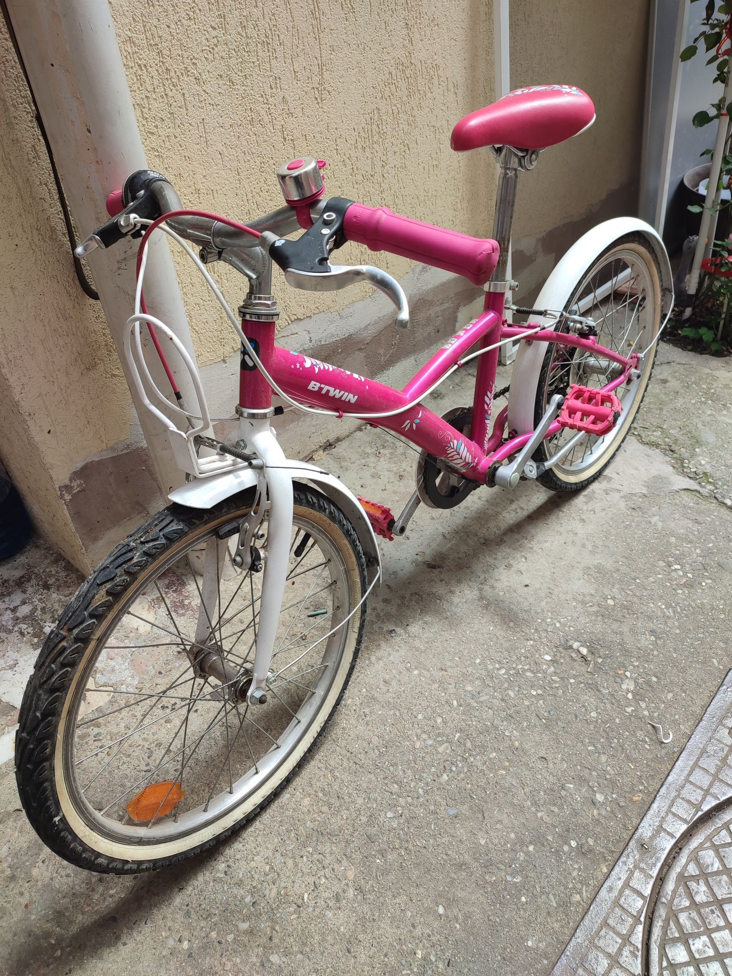 Vind bicicleta ,4, 10 ani Roz, 250 Lei disponibil. București