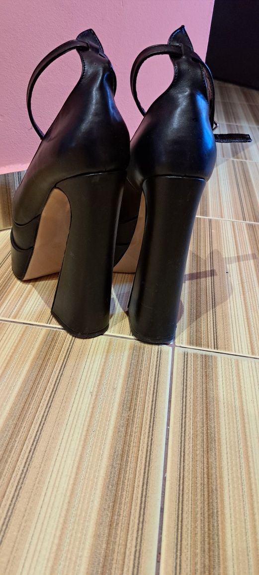 Дамски черни обувки висок ток