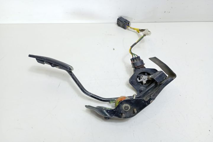 Pedala acceleratie Toyota Avensis a 2-a generatie T25 (facelift) seri