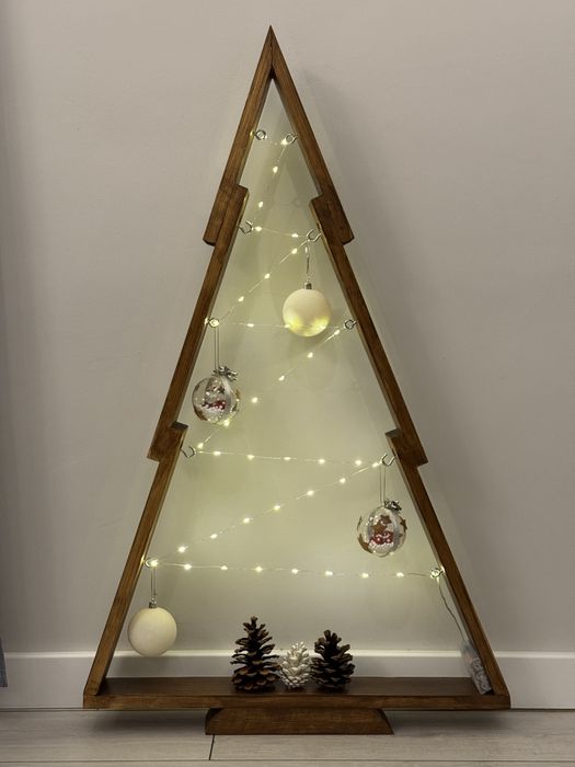 Елегантна и Минималистична Ръчно Изработена Дървена Коледна Елха