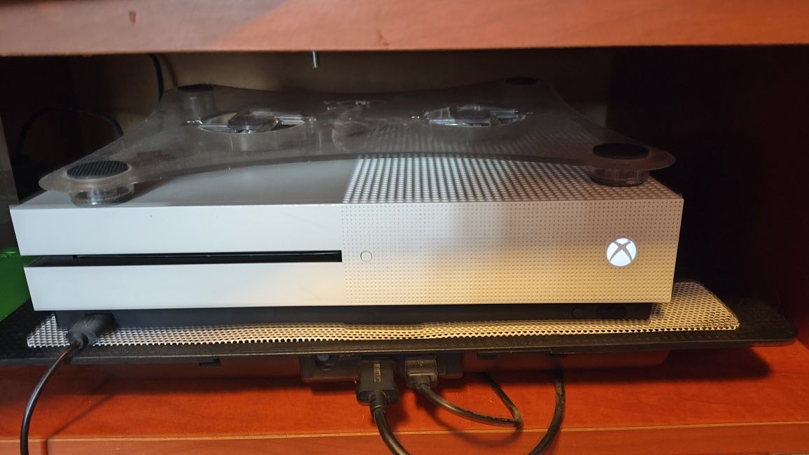 Xbox One 1 tb+2controlere+acumulatori si dock de incarcare+cabluri.