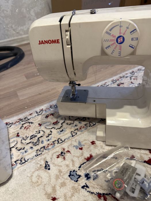 Швейная машина Janome
