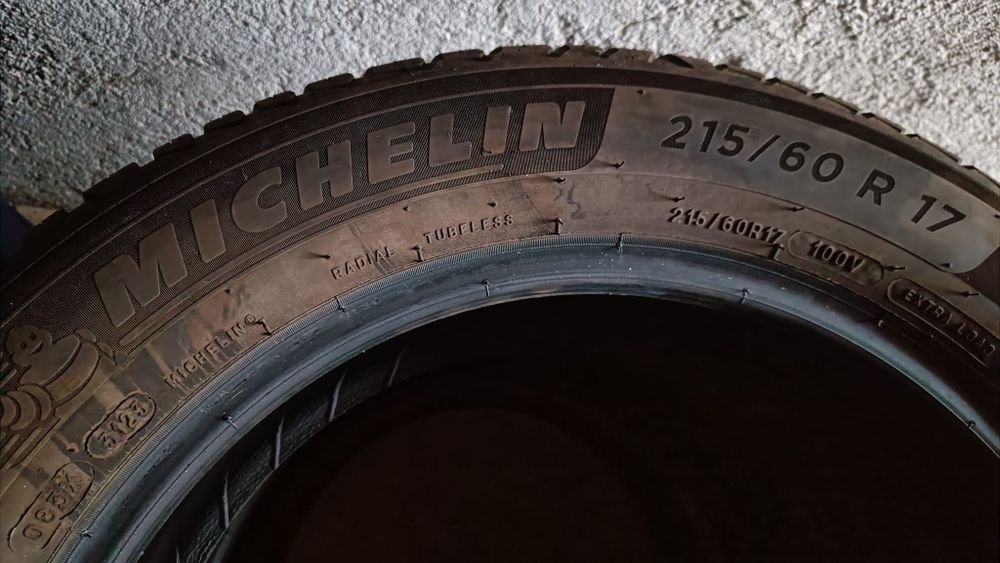 Vând 2 anvelope allseasson Michelin Crissclimate 215/60/17