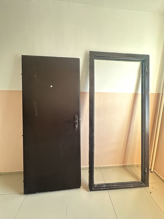 Продам входную железную дверь