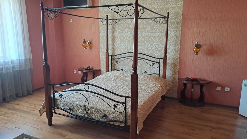 Кровать с матрасом