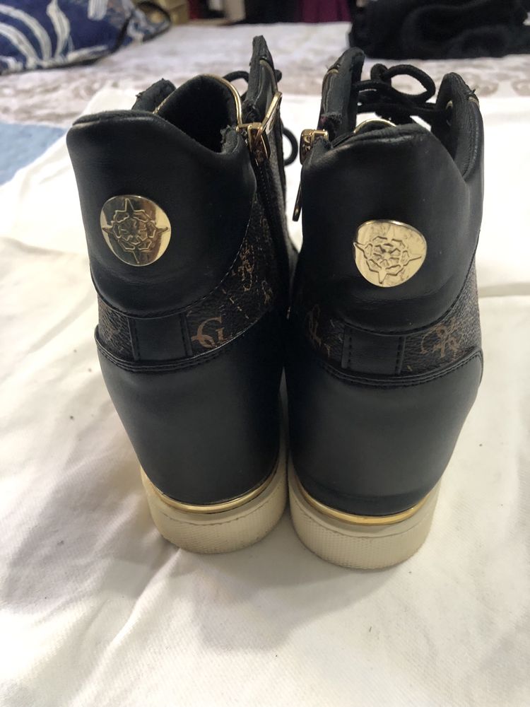 Adidasi wedge guess