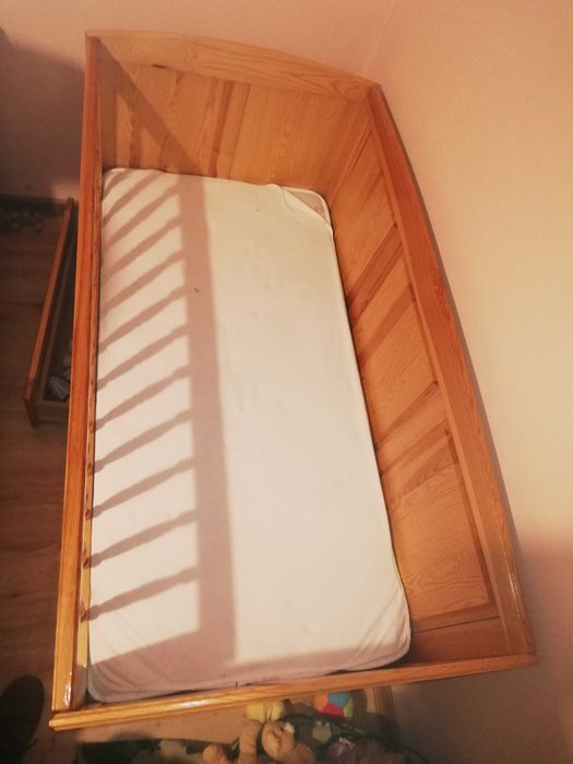 Детско дървена легло с матрак и две чекмеджета