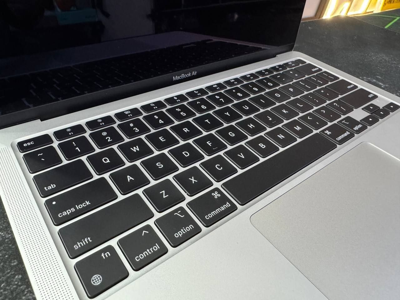 Продам Macbook Air M1, в хорошем состоянии, с каробкой и гарантией
