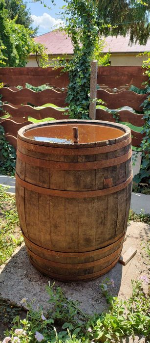 Butoaie din lemn vechi