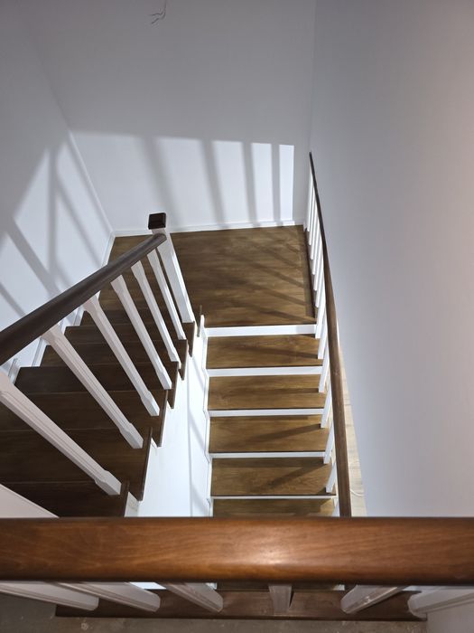 Scări din lemn masiv, trepte, contratrepte, balustradă, riflaj