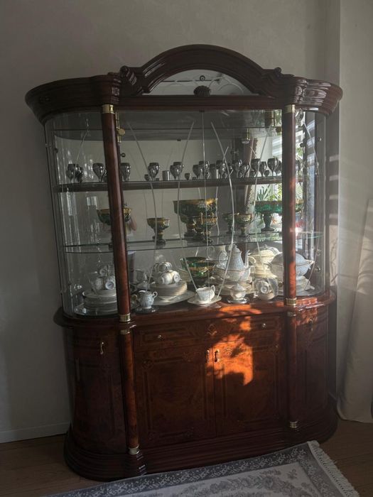 Сроочно продам красивые сервант и комод с зеркалом.